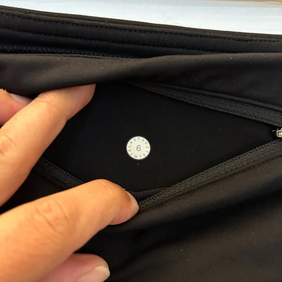 ! Lululemon Speed Up Short Hi-Rise *2.5" - Picture 3 of 5